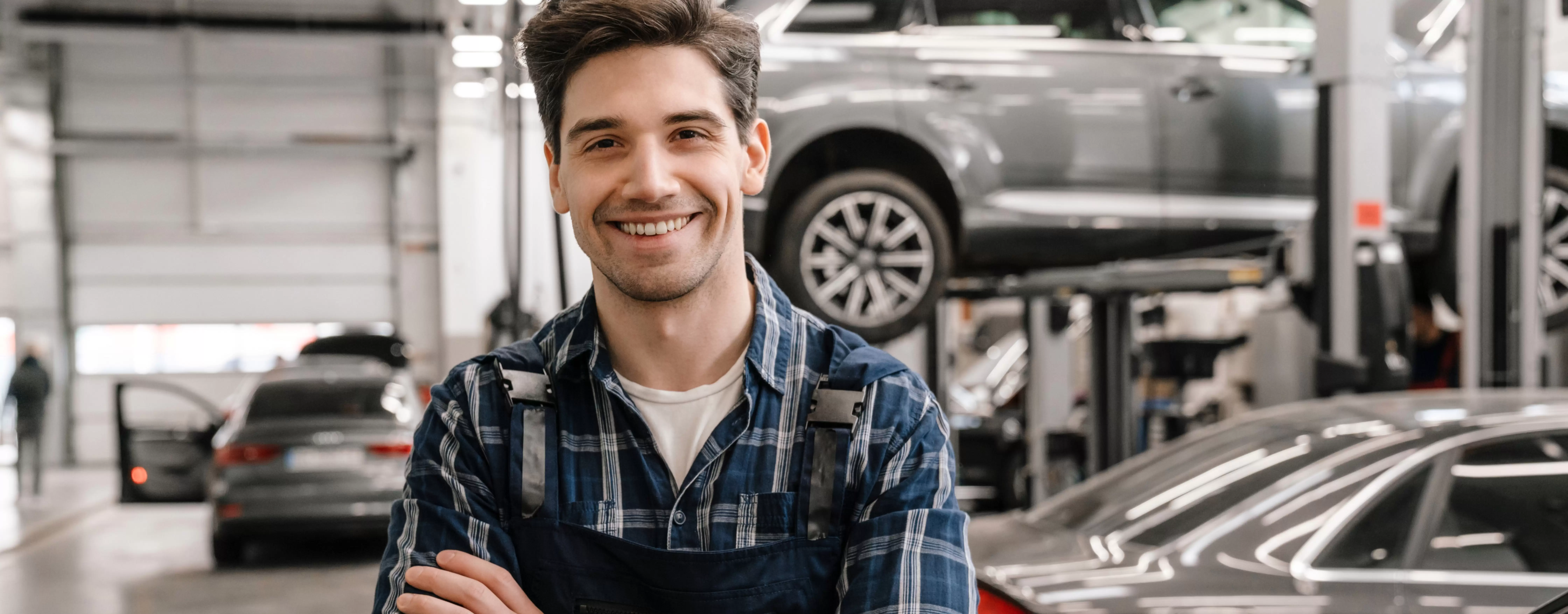 Garagiste réalisant ses tâches dans son garage automobile