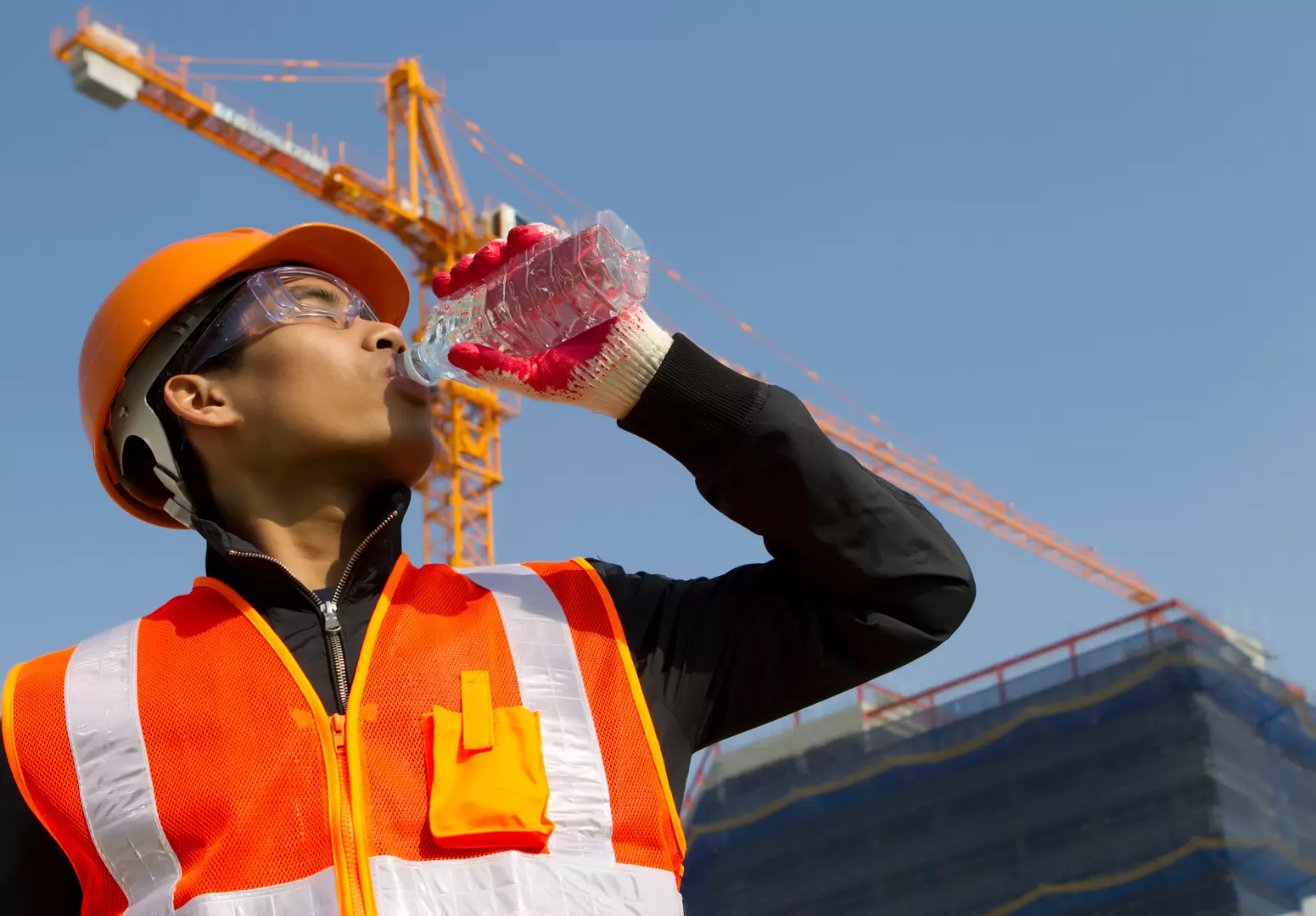 Salarié du BTP entrain de s'hydrater en période de canicule